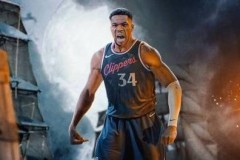 杨瀚森绿色T恤媒体日抢眼，与利拉德简约风格对比显新星潜力